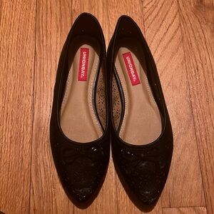 Unionbay black flats size 6- only worn once